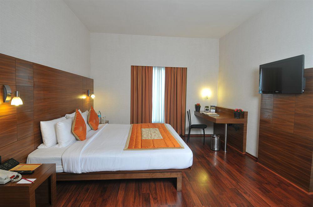 Vits Hotel Пуна Экстерьер фото